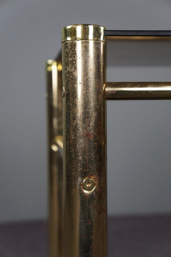 Image 1 of Gold Hollywood Regency Beistelltisch aus Rauchglas, Säule