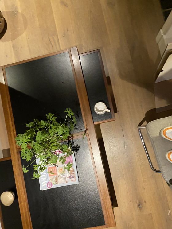 Image 1 of Formfester Couchtisch