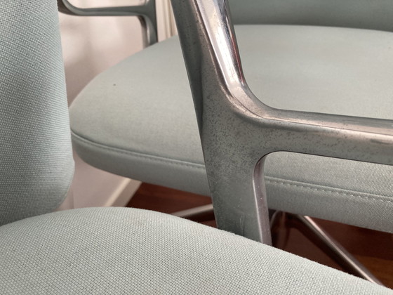 Image 1 of 2x Fixer Upper: Vitra Eames ID Stuhl. Bürostuhl-Konzeptfarbe hellblau