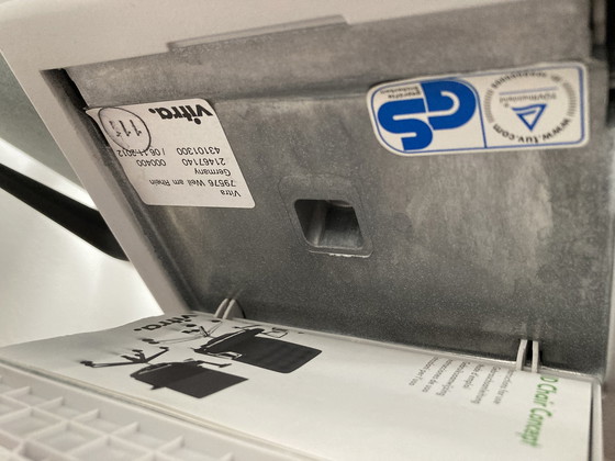 Image 1 of 2x Fixer Upper: Vitra Eames ID Stuhl. Bürostuhl-Konzeptfarbe hellblau