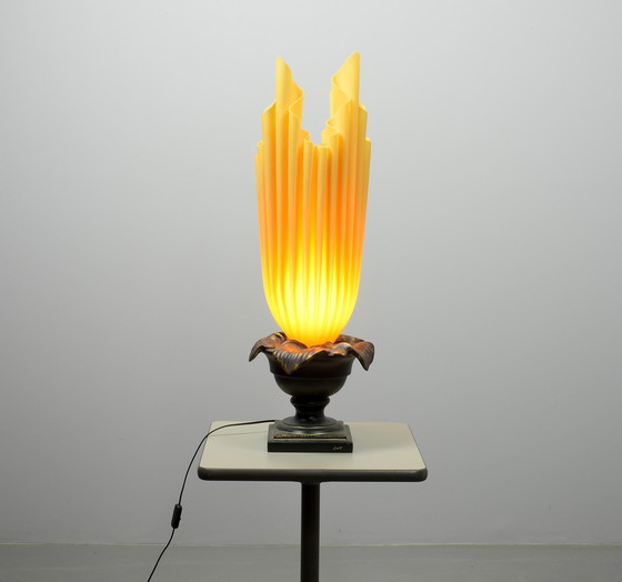 Image 1 of XXL Georgia Jacob Athena Flaming Torch Tischlampe aus harzgeformtem Stoff auf Bronze patiniertem Stein . Frankreich, 1970er Jahr