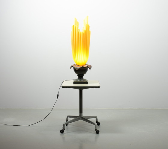 Image 1 of XXL Georgia Jacob Athena Flaming Torch Tischlampe aus harzgeformtem Stoff auf Bronze patiniertem Stein . Frankreich, 1970er Jahr