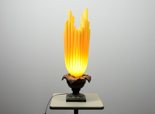 XXL Georgia Jacob Athena Flaming Torch Tischlampe aus harzgeformtem Stoff auf Bronze patiniertem Stein . Frankreich, 1970er Jahr