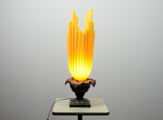 Image 1 of XXL Georgia Jacob Athena Flaming Torch Tischlampe aus harzgeformtem Stoff auf Bronze patiniertem Stein . Frankreich, 1970er Jahr