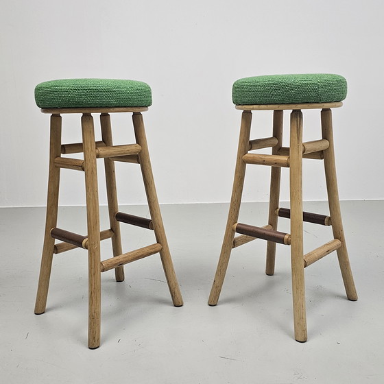 Image 1 of 2 neu gepolsterte Vintage-Barhocker aus Palmenholz, Bouclé-Stoff von Jim Thompson