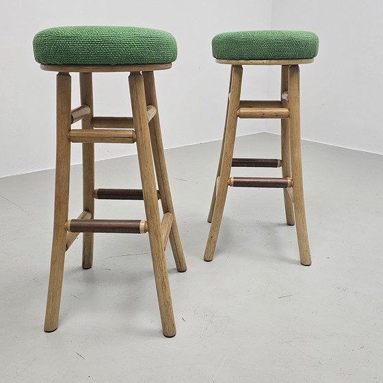 Image 1 of 2 neu gepolsterte Vintage-Barhocker aus Palmenholz, Bouclé-Stoff von Jim Thompson