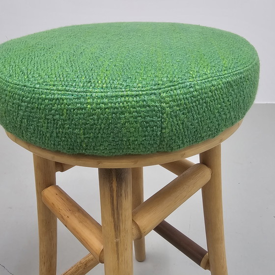 Image 1 of 2 neu gepolsterte Vintage-Barhocker aus Palmenholz, Bouclé-Stoff von Jim Thompson