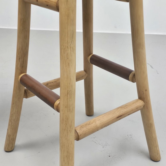 Image 1 of 2 neu gepolsterte Vintage-Barhocker aus Palmenholz, Bouclé-Stoff von Jim Thompson