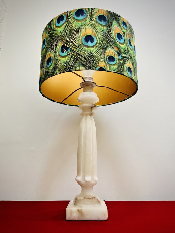 Image 1 of Antike Marmorlampe mit neuem Pfauenfedernschirm