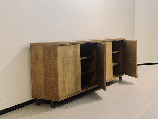Marlieke van Rossum Schrank-Sideboard aus Eichenholz