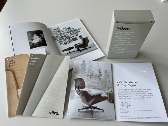 Image 1 of Eames Lounge Chair + Ottoman (New Dimensionen), Marke Vitra, Design Charles & Ray Eames