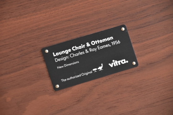 Image 1 of Eames Lounge Chair + Ottoman (New Dimensionen), Marke Vitra, Design Charles & Ray Eames