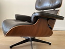 Eames Lounge Chair + Ottoman (New Dimensionen), Marke Vitra, Design Charles & Ray Eames