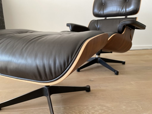 Eames Lounge Chair + Ottoman (New Dimensionen), Marke Vitra, Design Charles & Ray Eames