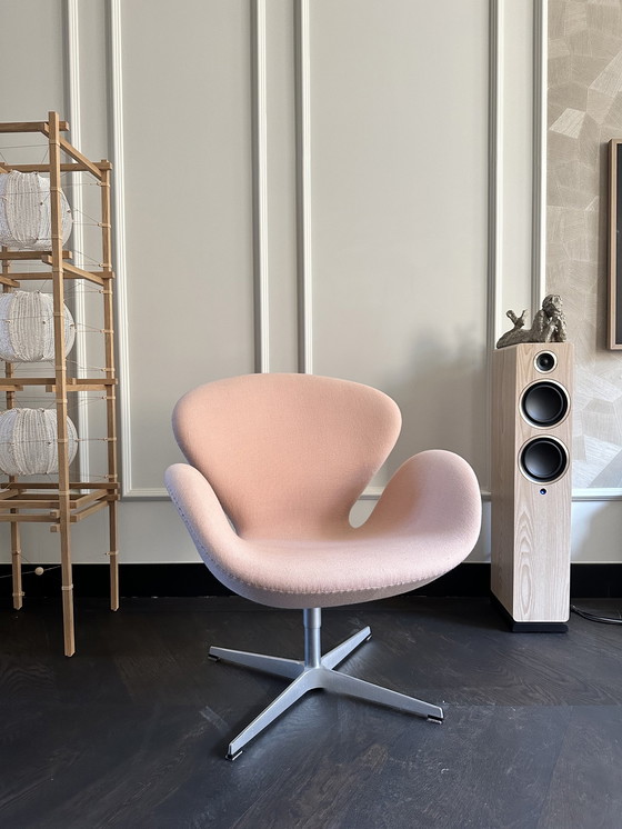 Image 1 of Fritz Hansen Schwanenstuhl