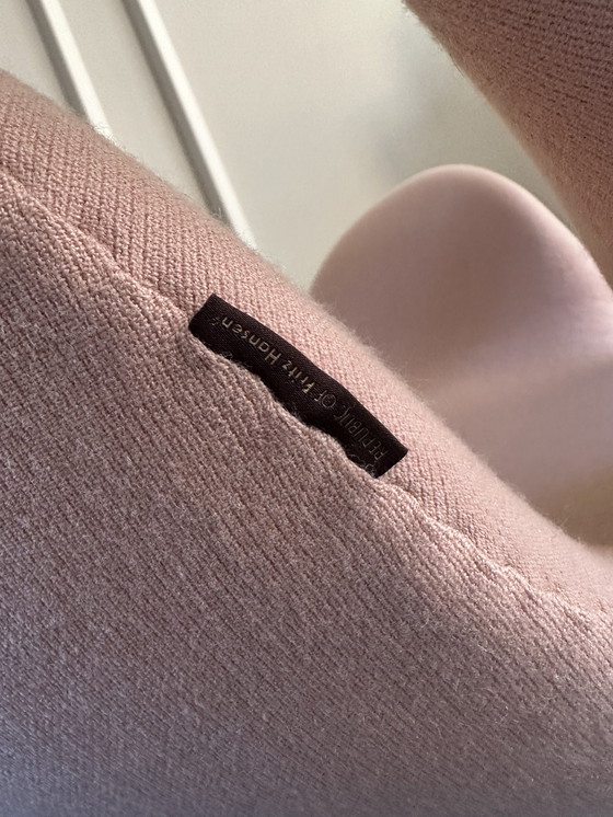 Image 1 of Fritz Hansen Schwanenstuhl