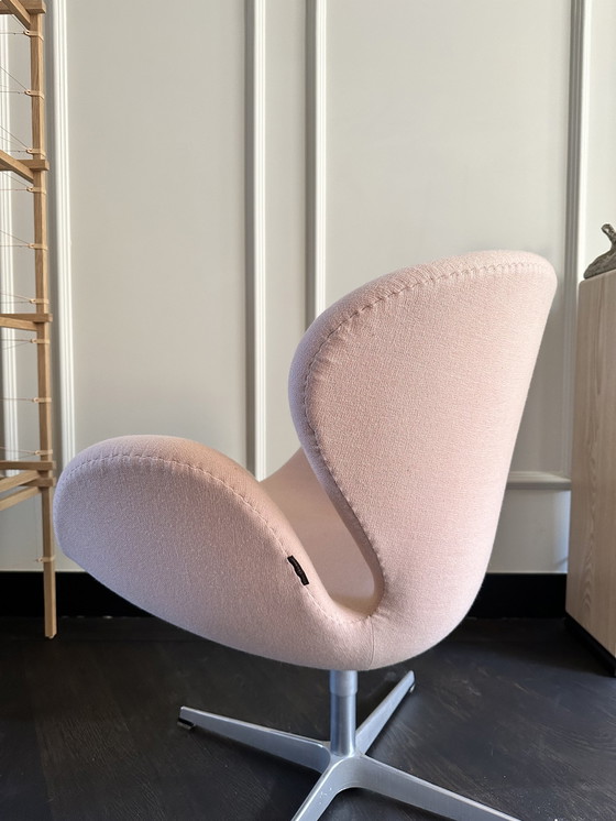 Image 1 of Fritz Hansen Schwanenstuhl