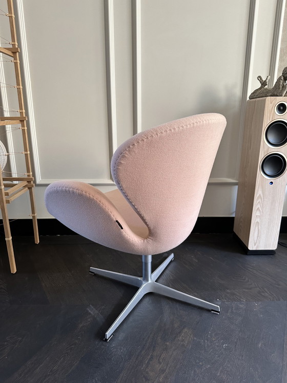 Image 1 of Fritz Hansen Schwanenstuhl