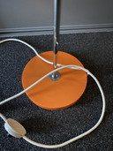 Orangefarbene Stehlampe aus dem Weltraumzeitalter