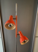 Orangefarbene Stehlampe aus dem Weltraumzeitalter
