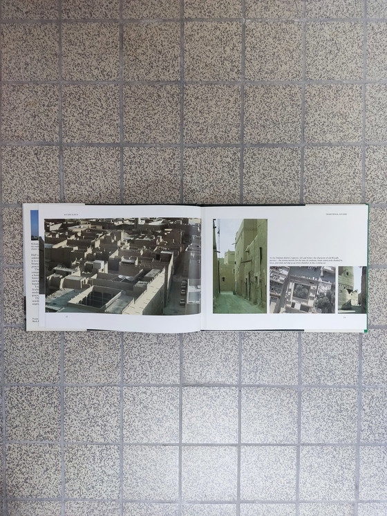 Image 1 of Das Buch „Die traditionelle und Modern Stadt und ihre Umgebung“.