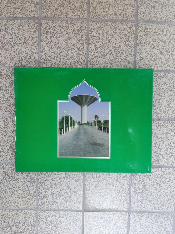 Image 1 of Das Buch „Die traditionelle und Modern Stadt und ihre Umgebung“.