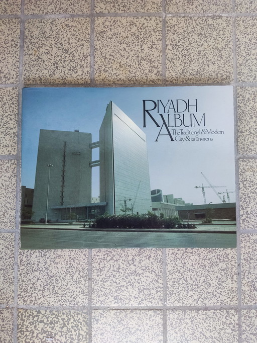 Das Buch „Die traditionelle und Modern Stadt und ihre Umgebung“.