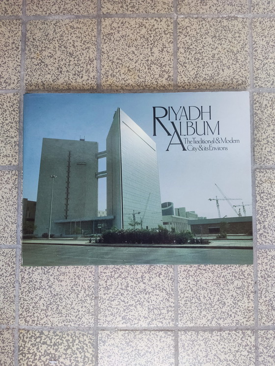 Image 1 of Das Buch „Die traditionelle und Modern Stadt und ihre Umgebung“.