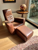 Label Sessel + Fußhocker