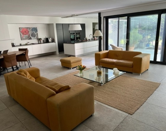 Image 1 of Machalke, 3 + 2,5-Sitzer-Sofa + Hocker + 4 Kissen, honigfarben