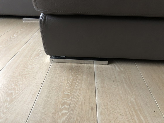 Image 1 of Taupefarbenes Echtledersofa mit doppeltem Meridian und 2 breiten Sitzen