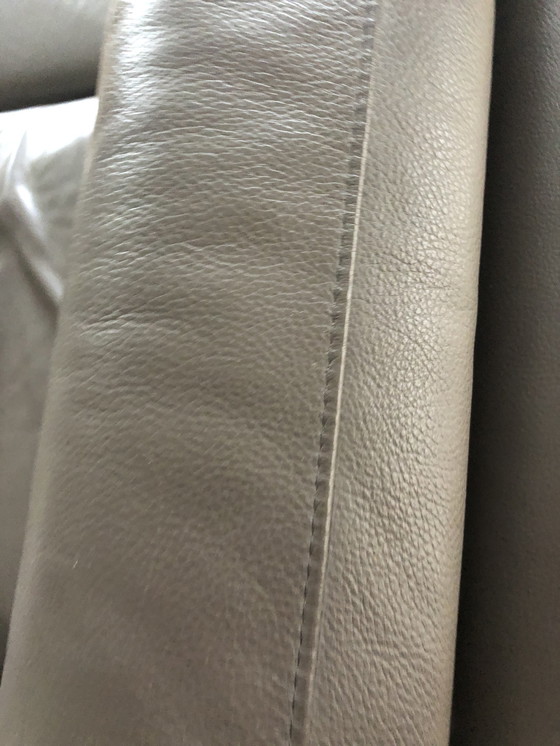 Image 1 of Taupefarbenes Echtledersofa mit doppeltem Meridian und 2 breiten Sitzen