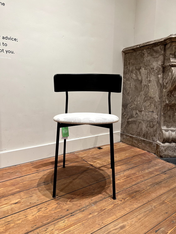 Image 1 of FEST Amsterdam Friday Esszimmerstuhl ohne Armlehnen – schwarzes Gestell – schwarze Rückenlehne