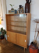 Vitrine mit weißen Griffen und Glasschiebetüren