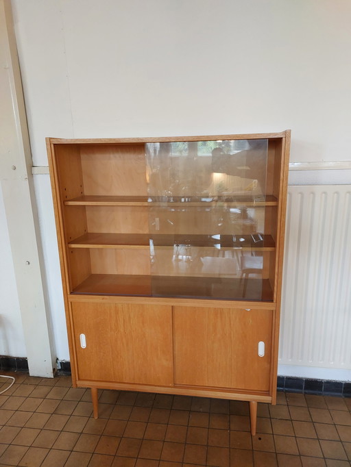 Vitrine mit weißen Griffen und Glasschiebetüren