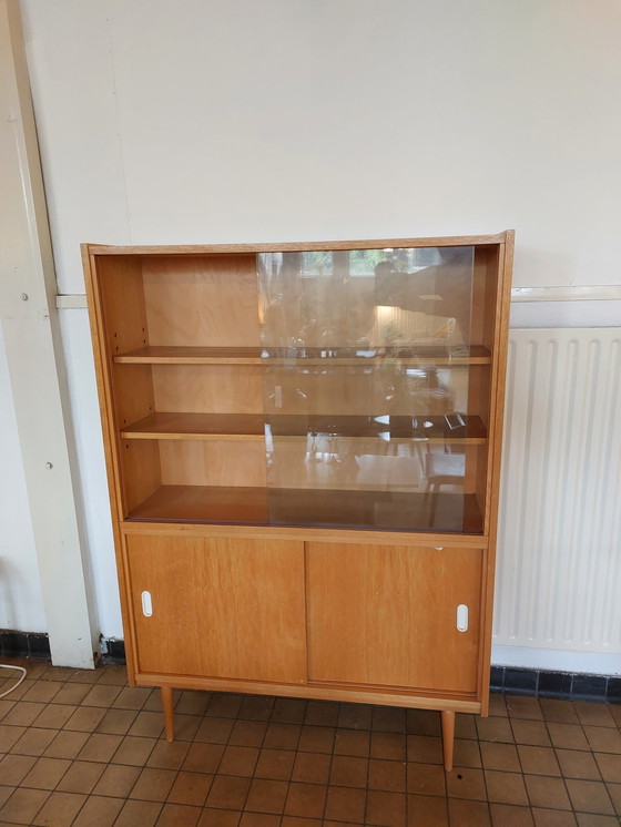 Image 1 of Vitrine mit weißen Griffen und Glasschiebetüren