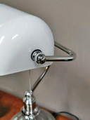 Bankerlampe, chromweißer Glasschirm