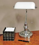 Bankerlampe, chromweißer Glasschirm