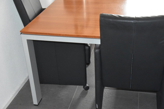 Image 1 of Esstisch von ARCO mit Platte aus Birnenholz und Untergestell aus Aluminium.