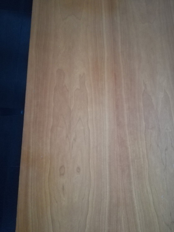 Image 1 of Esstisch von ARCO mit Platte aus Birnenholz und Untergestell aus Aluminium.