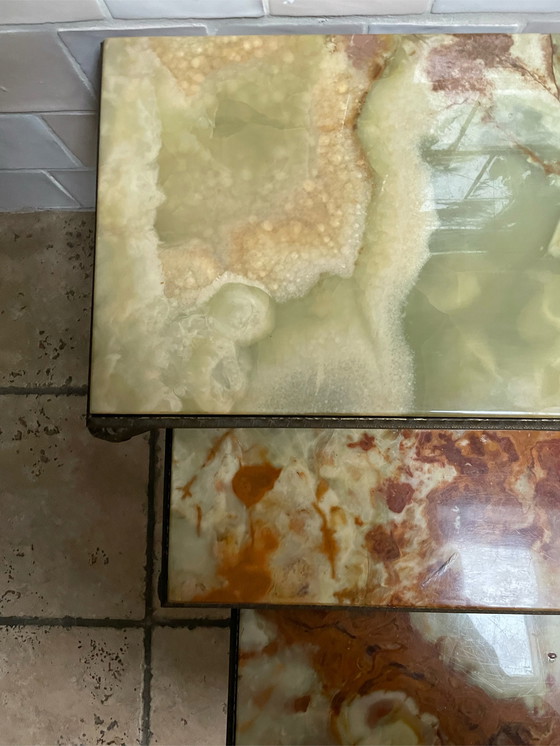 Image 1 of Set aus 3 Messing-Onyx-Beistelltischen