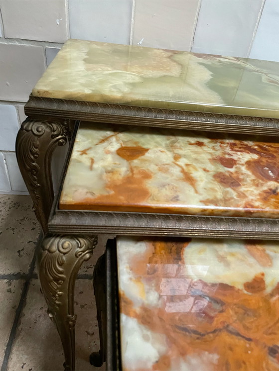 Image 1 of Set aus 3 Messing-Onyx-Beistelltischen