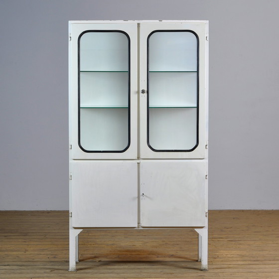 Image 1 of Vintage Arztschrank aus Glas & Eisen