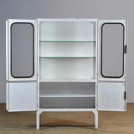 Image 1 of Vintage Arztschrank aus Glas & Eisen