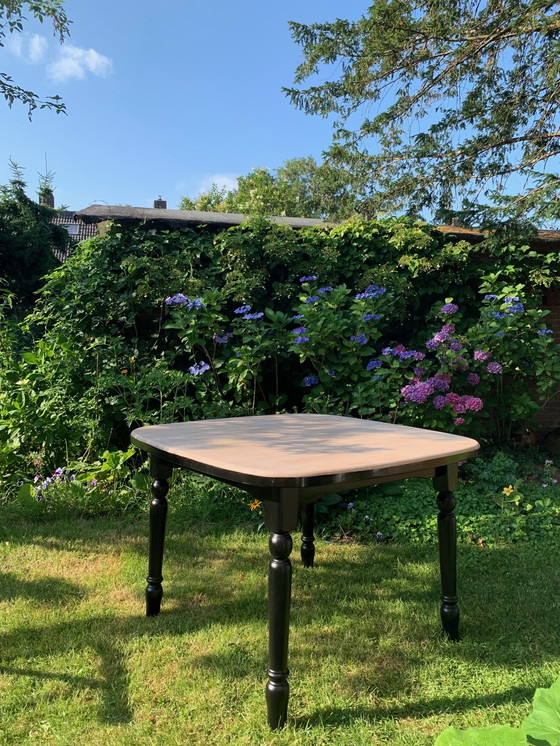 Image 1 of Schöner moderner schwarz / weiß getünchter Doppeltisch (109x109cm)