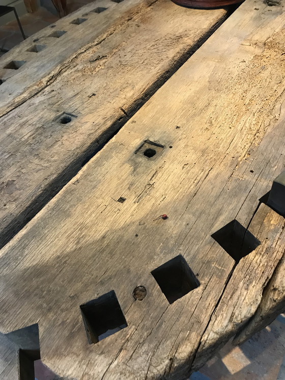 Image 1 of Authentischer Getreidemühlen-Couchtisch