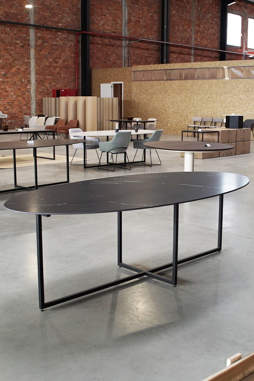 Keramischer Esstisch