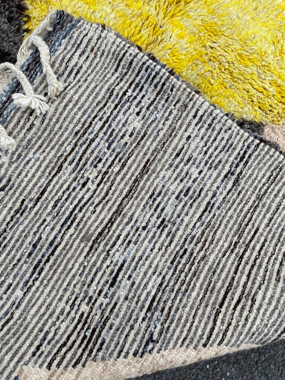 Image 1 of Modern Abstrakt ethnischer marokkanischer Berberteppich