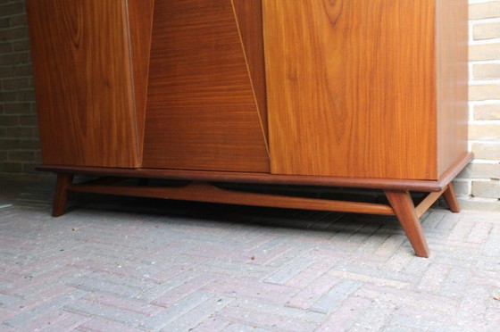 Image 1 of Dreitüriger Kleiderschrank aus der Mitte des Jahrhunderts