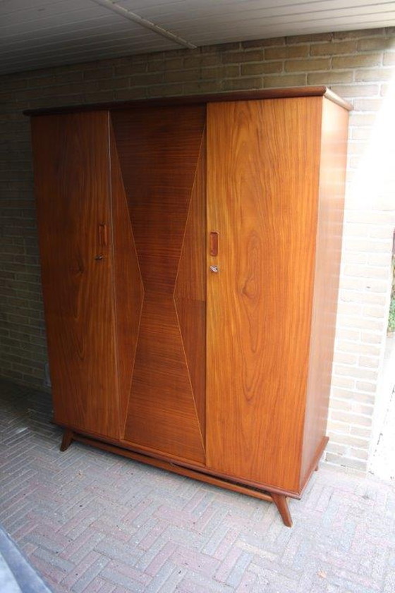 Image 1 of Dreitüriger Kleiderschrank aus der Mitte des Jahrhunderts